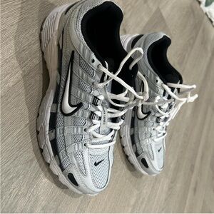 Nike P-6000 men’s 6.5 women’s size 8 shoes are in great condition